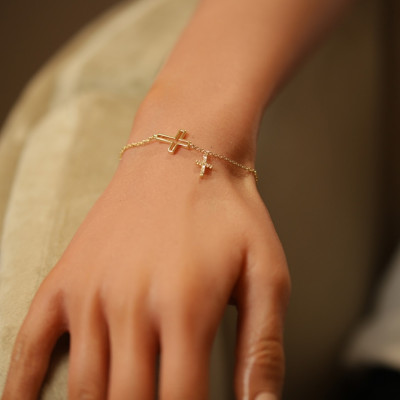 BRACELET PLAQUÉ OR DOUBLE CROIX LISSE AVEC PAVAGE OXYDES BLANCS 16+2CM 