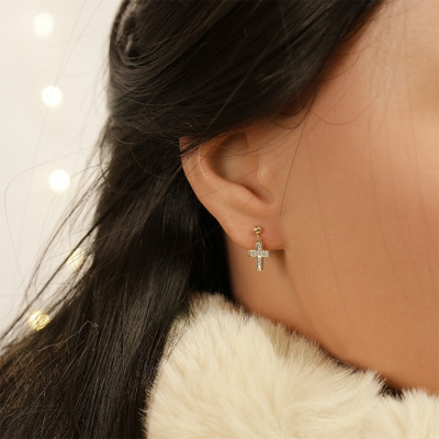 BOUCLES D'OREILLES TIGE PLAQUÉ OR 1 INFINI ET 1 CROIX OXYDES BLANCS SERTIS 